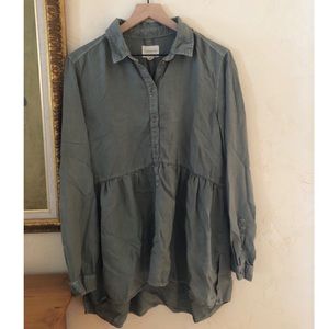 American Eagle flowy half buttonup